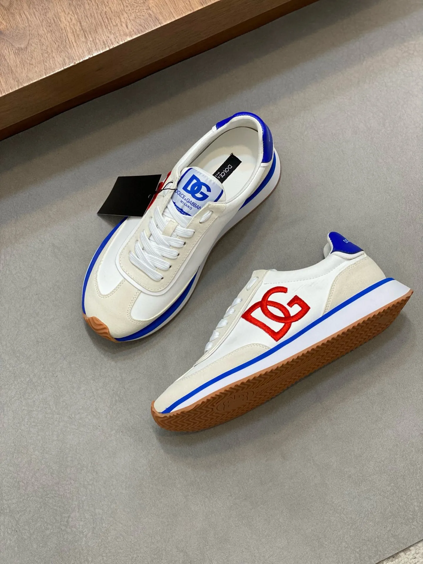 Factory price: 458💰••New products••Dolce&Gabbana••DG✔️High-end men's sports•casual shoes. Original goods from top counters. Original imported cowhide, multi-material splicing design ➕Imported cowhide lining, cowhide feet ➕Original TPR elastic outsole. Size: 39-44 (38, 45 customized)